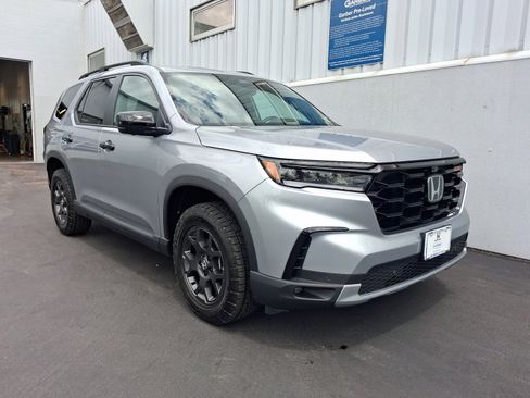Used 2025 Honda Pilot TrailSport image 7