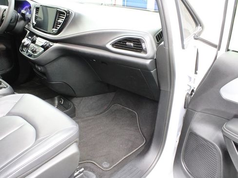 Used 2024 Chrysler Pacifica Touring-L w/ S Appearance Package AWD/4WD image 37