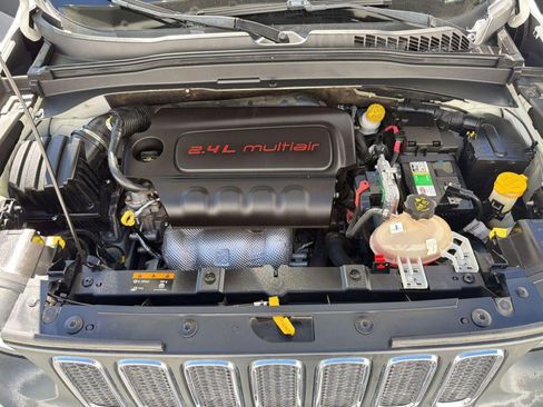 Used 2017 Jeep Renegade Latitude image 29