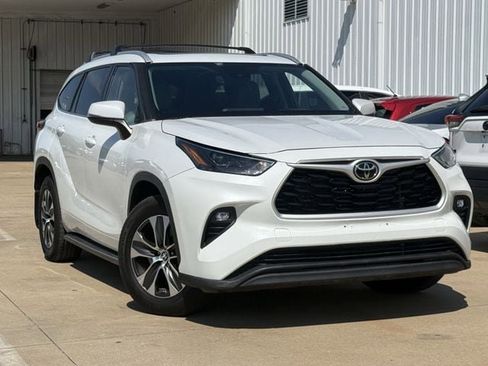 Used 2022 Toyota Highlander XLE FWD image 2