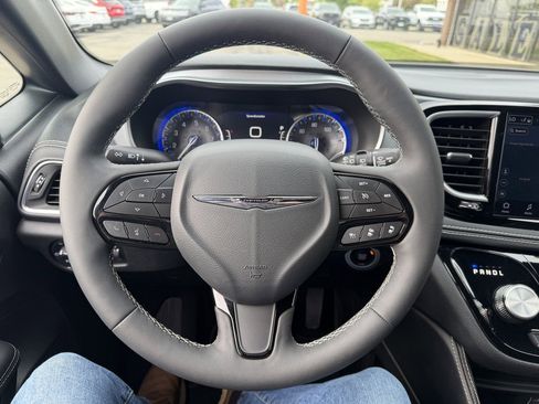 Used 2025 Chrysler Pacifica Limited FWD image 16