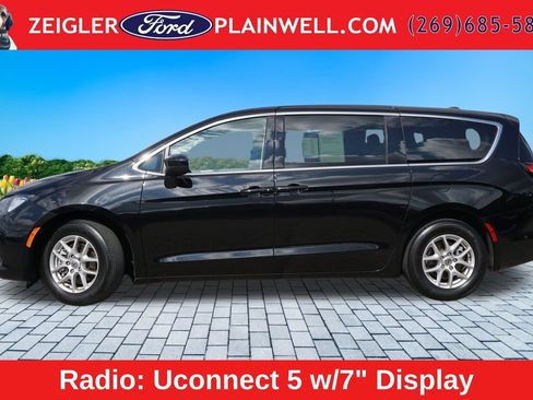 Used 2024 Chrysler Voyager LX FWD image 2