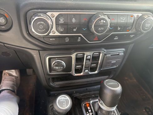 Used 2023 Jeep Gladiator Willys image 12