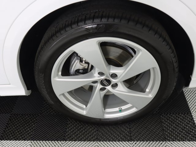 Certified 2025 Audi Q5 Prestige AWD/4WD image 9