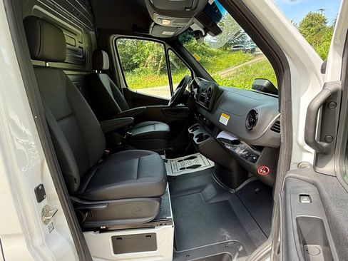 Used 2025 Mercedes-Benz Sprinter 2500 image 19