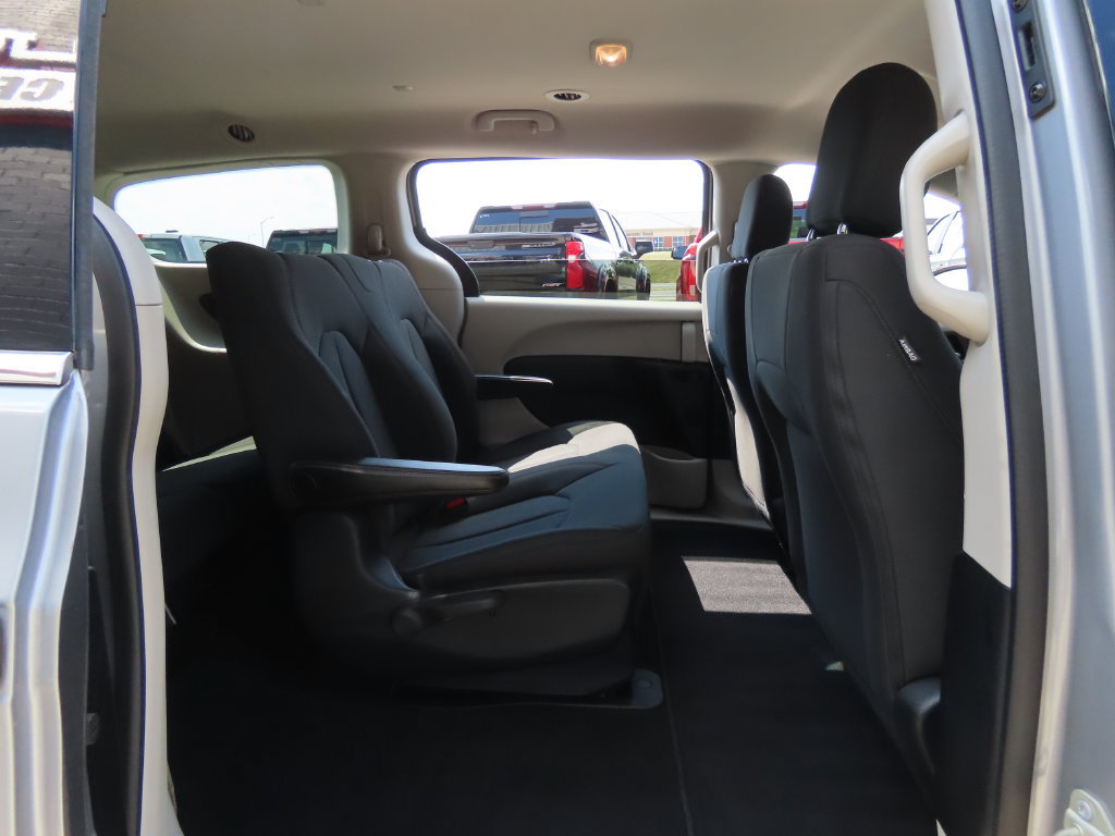 Used 2018 Chrysler Pacifica L FWD image 28