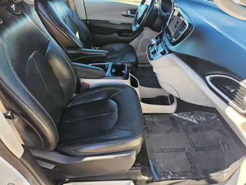 Used 2022 Chrysler Pacifica Touring-L image 29
