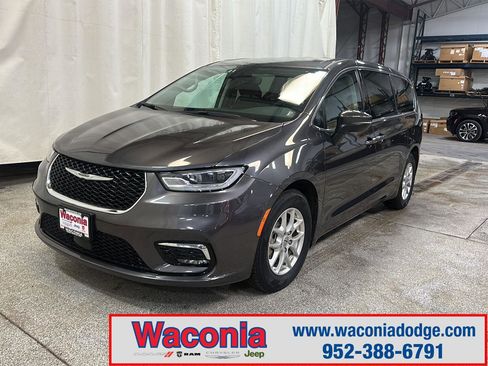 Used 2023 Chrysler Pacifica Touring-L image 1