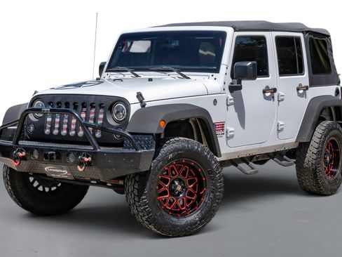 Used 2016 Jeep Wrangler Unlimited Sahara w/ Connectivity Group AWD/4WD image 4