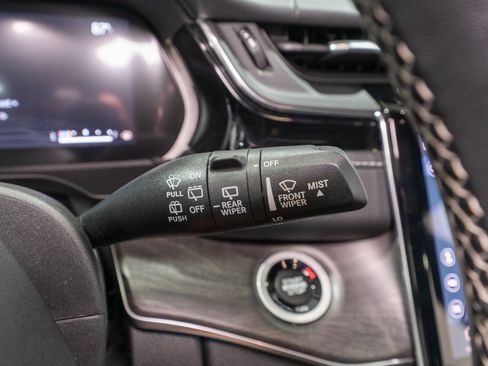 Used 2022 Jeep Grand Cherokee Overland RWD image 31