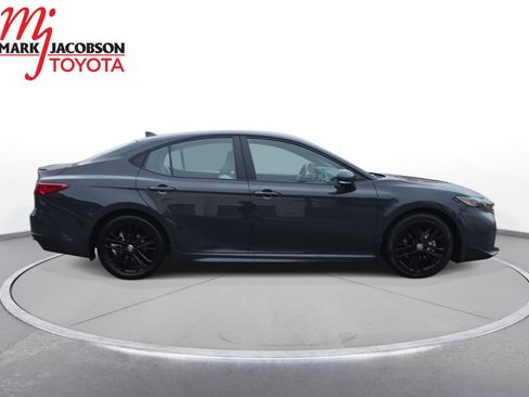 Used 2025 Toyota Camry SE image 7