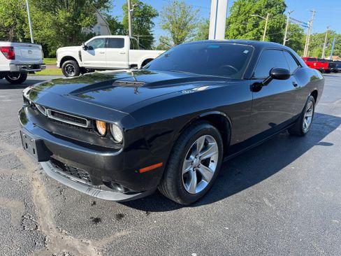 Used 2015 Dodge Challenger SXT RWD image 3