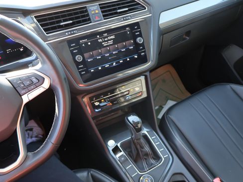 Used 2022 Volkswagen Tiguan SE w/ Panoramic Sunroof Package AWD/4WD image 22