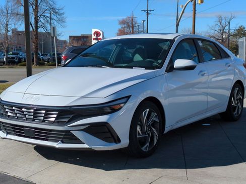 Certified 2025 Hyundai Elantra Limited image 10