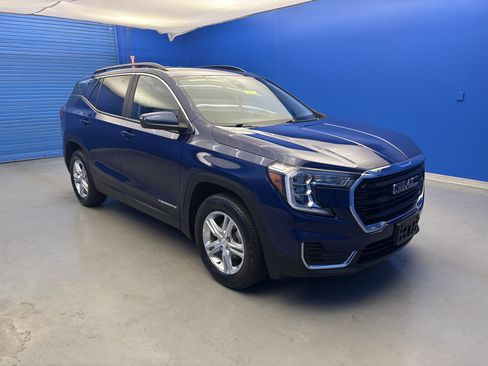 Used 2022 GMC Terrain SLE w/ Driver Convenience Package AWD/4WD image 2