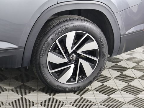 Used 2025 Volkswagen Atlas SE image 50