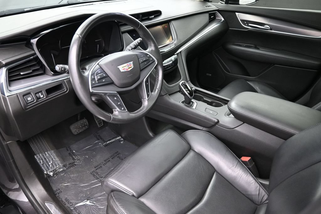 Used 2017 Cadillac XT5 Luxury w/ Driver Awareness Package FWD image 9