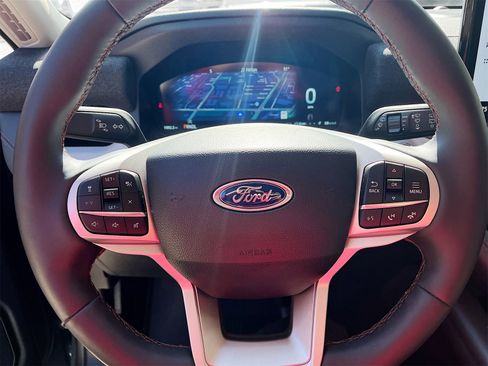 Used 2025 Ford Explorer Active w/ Active Comfort Package image 11