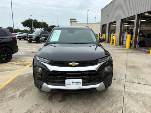Used 2021 Chevrolet TrailBlazer LT w/ Convenience Package FWD image 3
