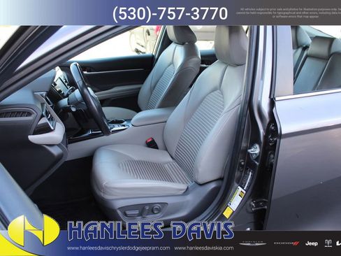 Used 2020 Toyota Camry SE image 12