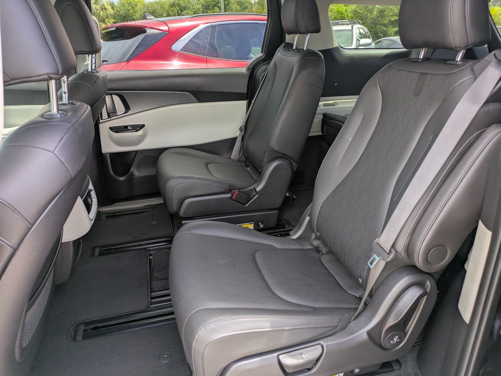 Used 2024 Kia Carnival LX FWD image 10