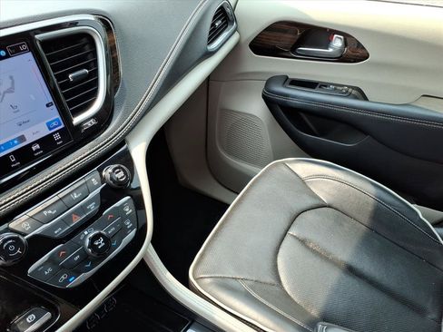 Used 2023 Chrysler Pacifica Limited FWD image 25