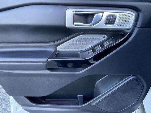 Certified 2022 Ford Explorer Platinum w/ Equipment Group 601A image 18