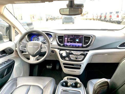 Used 2023 Chrysler Pacifica Touring-L FWD image 26