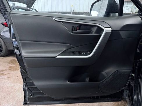 Used 2021 Toyota RAV4 LE AWD/4WD image 11