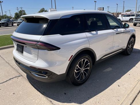 Used 2024 Lincoln Nautilus Premier image 6