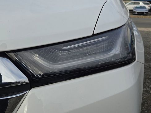 Used 2023 Chevrolet Traverse LT image 13