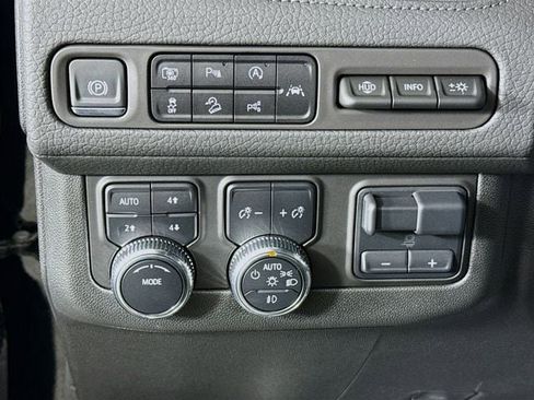 Used 2024 GMC Yukon Denali w/ Advanced Technology Package AWD/4WD image 10