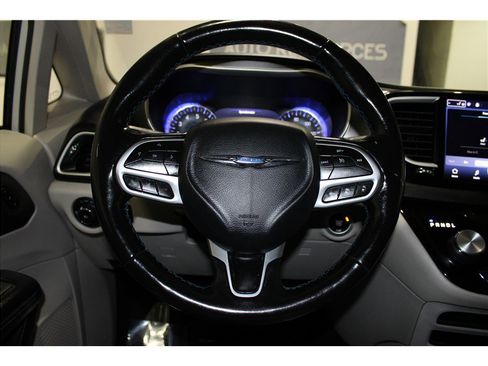 Used 2021 Chrysler Pacifica Touring-L image 27