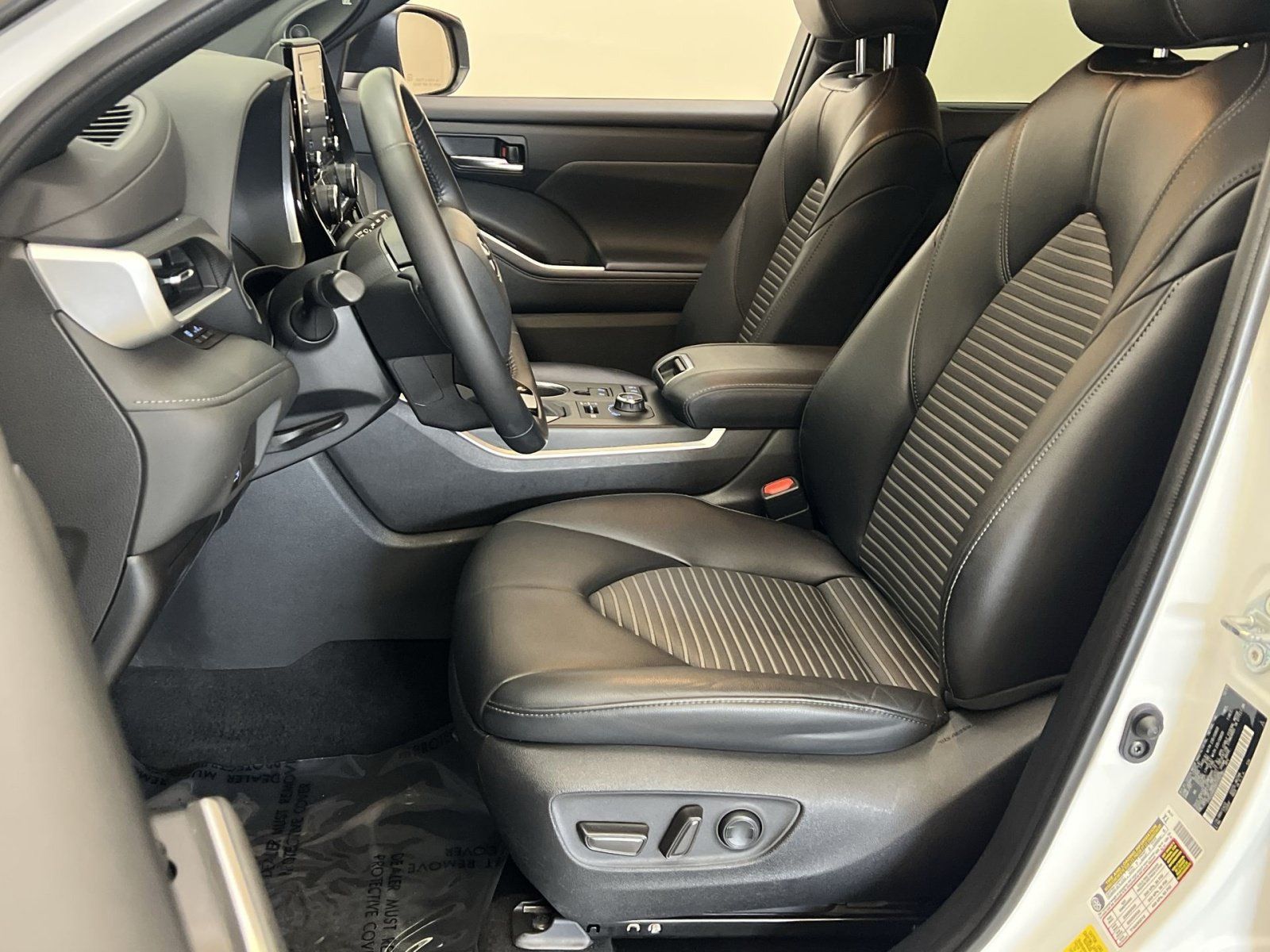 Used 2022 Toyota Highlander XSE AWD/4WD image 12
