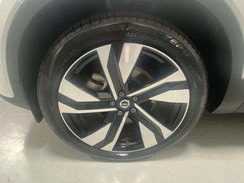 Certified 2025 Volvo XC40 B5 Plus image 5