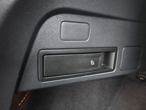 Used 2019 Volkswagen Tiguan SE image 55