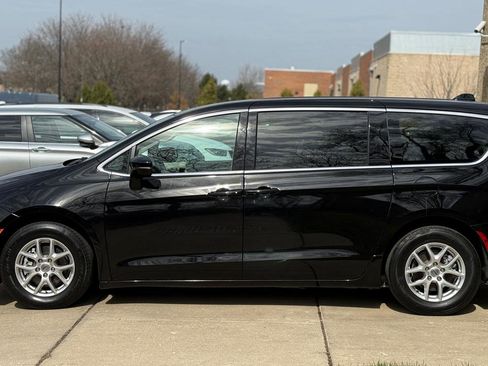 Used 2024 Chrysler Pacifica Touring-L image 4