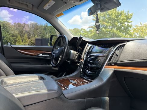 Used 2018 Cadillac Escalade Luxury AWD/4WD image 6
