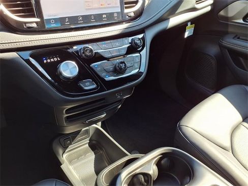 New 2026 Chrysler Pacifica Select image 15