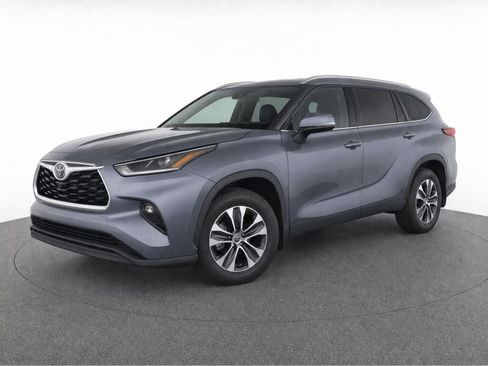Used 2023 Toyota Highlander XLE AWD/4WD image 3