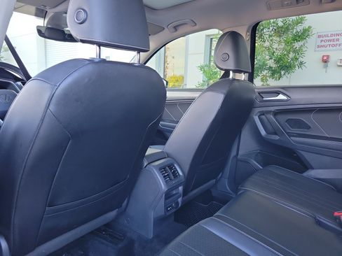 Used 2022 Volkswagen Tiguan SE w/ Panoramic Sunroof Package FWD image 15