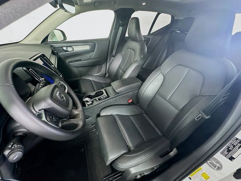 Used 2025 Volvo XC40 B5 Plus image 13