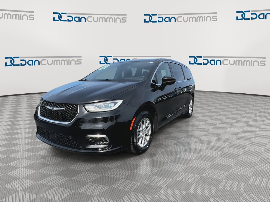 Used 2025 Chrysler Pacifica Select FWD image 4