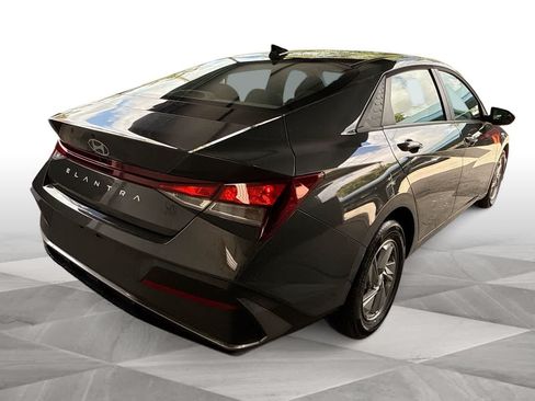Used 2025 Hyundai Elantra SE FWD image 8