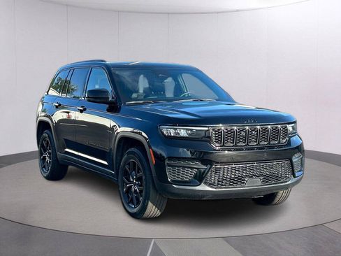 Used 2024 Jeep Grand Cherokee Altitude AWD/4WD image 9