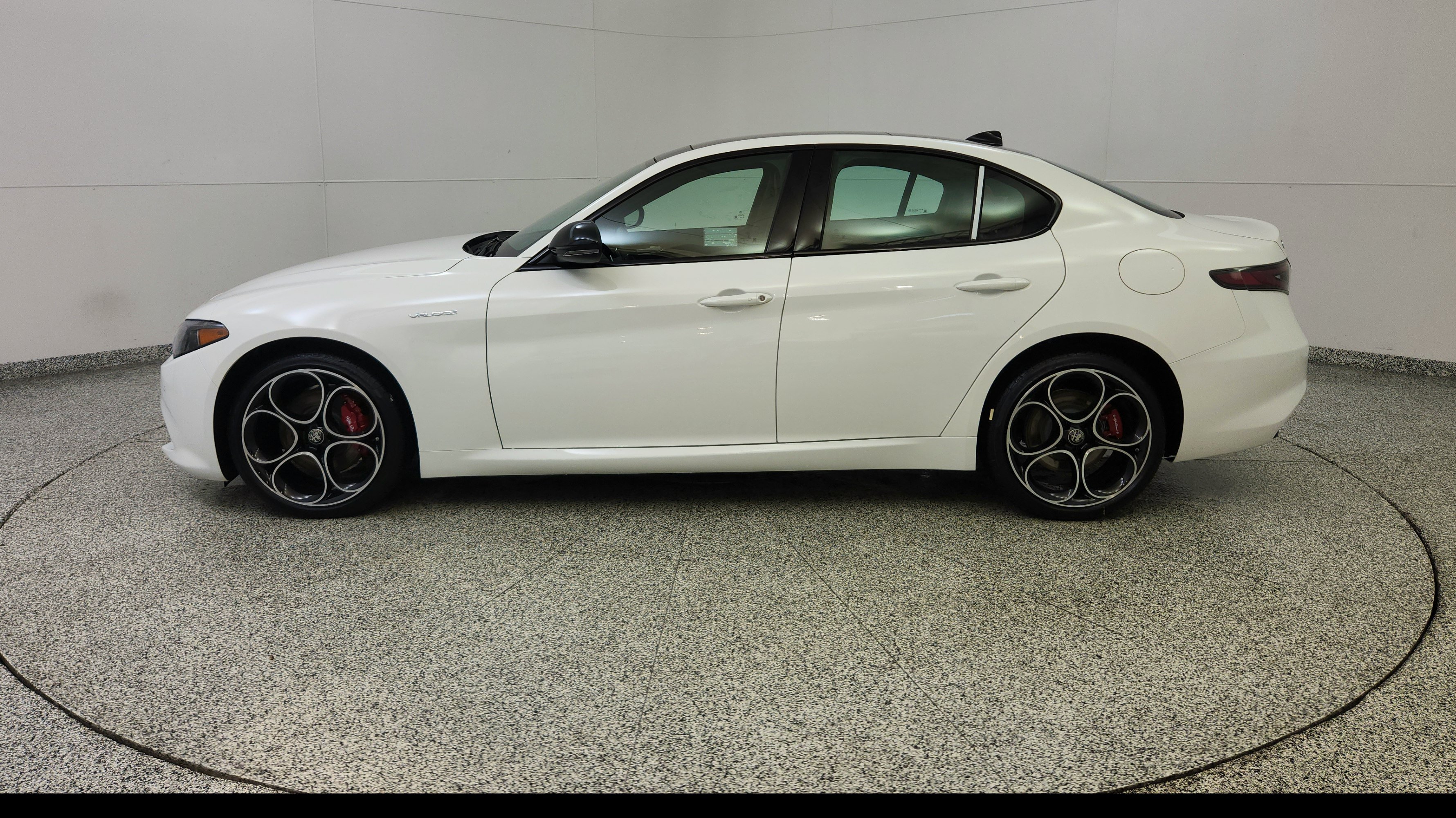 New 2025 Alfa Romeo Giulia AWD w/ Veloce Package AWD image 4