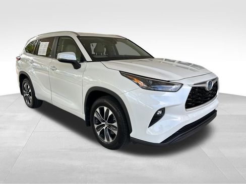 Used 2024 Toyota Highlander XLE image 2