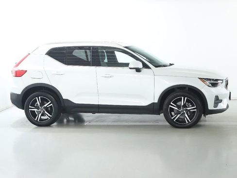 Used 2024 Volvo XC40 B5 Core image 11