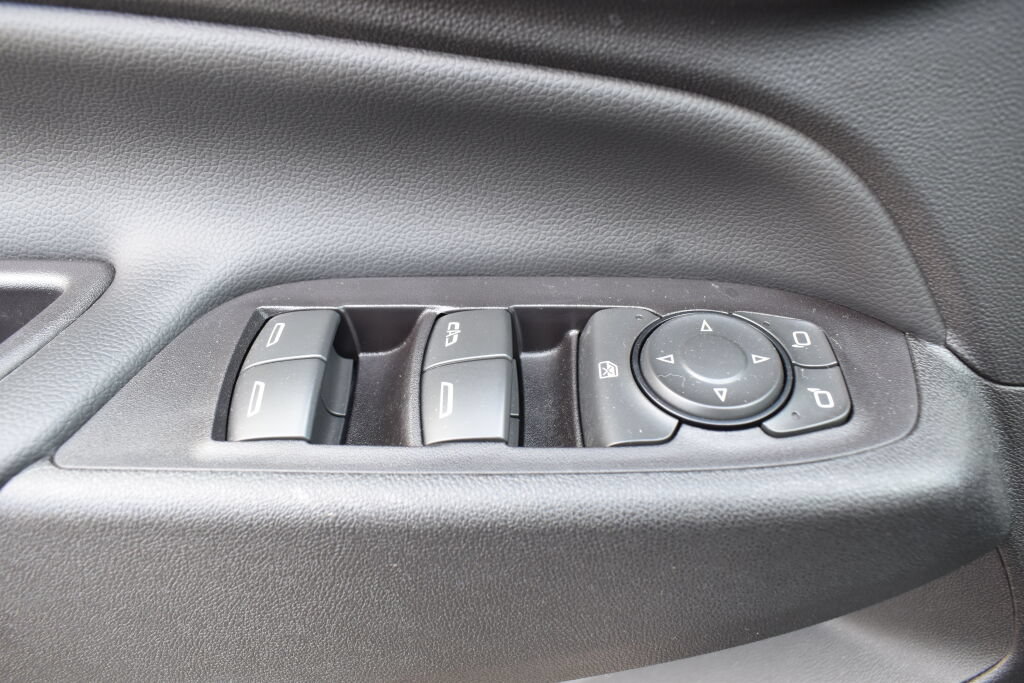 Used 2018 Chevrolet Equinox LT FWD image 16