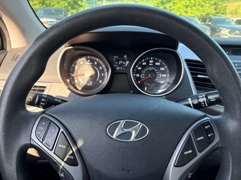 Used 2014 Hyundai Elantra SE w/ Option Group 02 FWD image 16